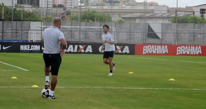 Técnico do Chelsea vetou contratação de Alexandre Pato, afirma jornal