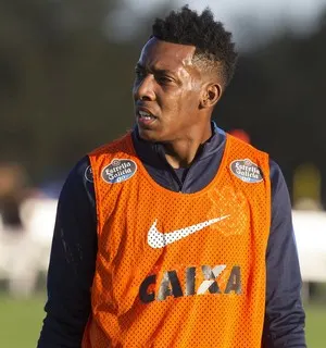 Risco corrido na quase escalação de Moisés causa mal-estar no Corinthians