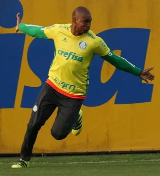  Jailson é destaque do Palmeiras no treino deste domingo 