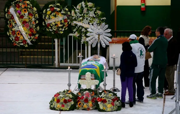 Palmeirenses se despedem de Oberdan em velório no Palestra Itália