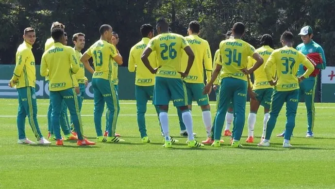 Na reapresentação do Palmeiras, Arouca, Gabriel e Mina trabalham com bola