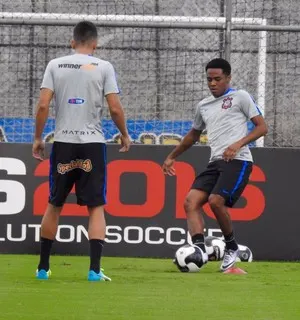 Elias treina entre os titulares e deve reforçar o Corinthians no clássico