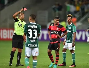 Vitor Hugo e Gabriel Jesus estão fora do Dérbi