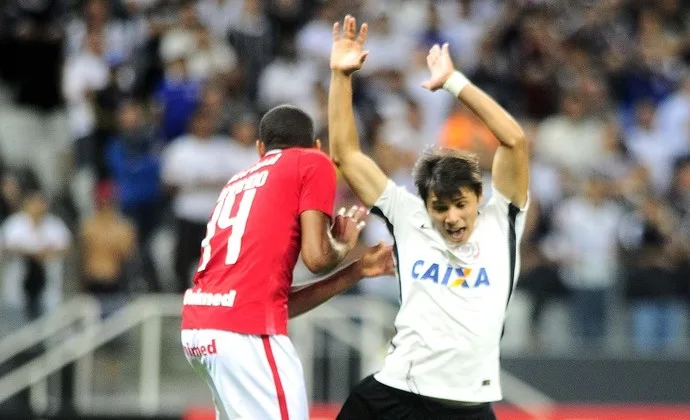 Possível rebaixamento do Inter faz Corinthians ficar de olho em zagueiro