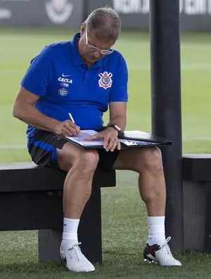 Oswaldo deve mudar meio time do Corinthians contra o Inter; veja opções