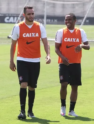 Corinthians consulta agentes, ignora China e espera dupla em volta ao CT