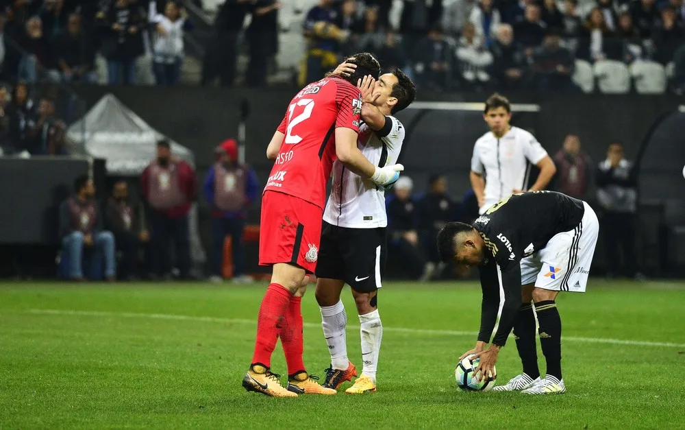 Dica do banco e telefone sem fio: Cássio pega mais um pênalti no Corinthians