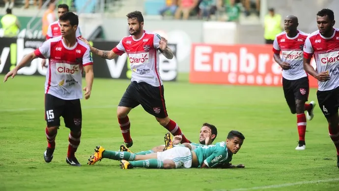 Palmeiras não tem imaginação e cruza bolas de qualquer jeito, afirma Lino