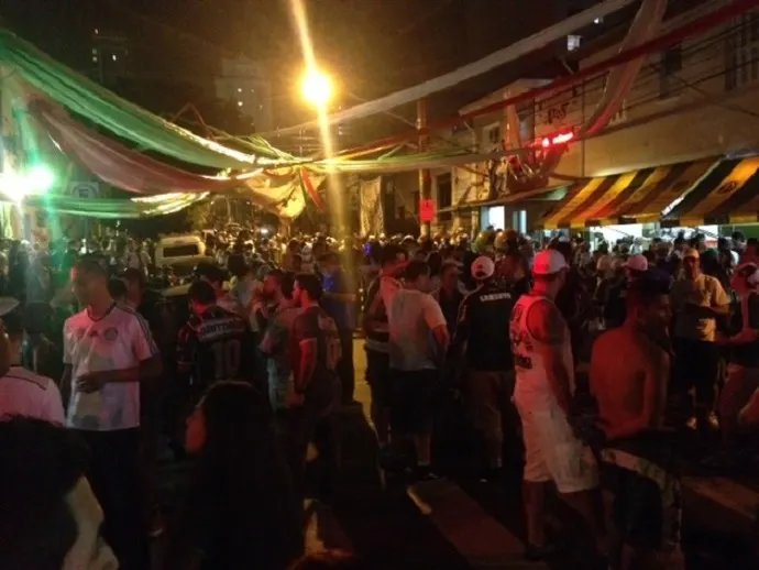 Torcedores iniciam festejos do centenário em rua ao lado do Palestra