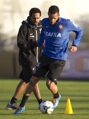 De olho no clássico, Renato Augusto inicia semana decisiva no Timão