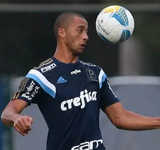 Vitor Hugo é liberado pelos médicos do Palmeiras e volta a treinar na quarta