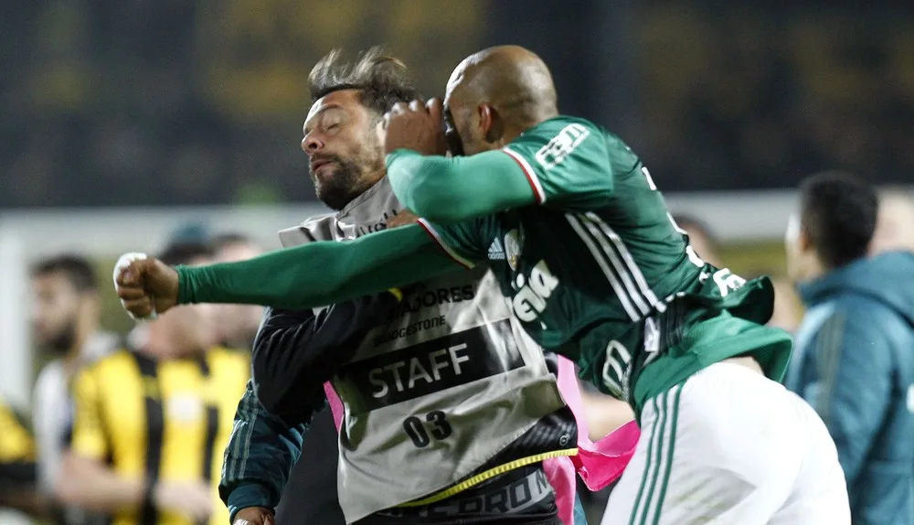 Suspensão de Felipe Melo abre vaga no meio-campo do Palmeiras; veja as opções