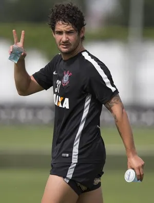 Chelsea faz reunião para ter Pato; Corinthians ainda aguarda proposta