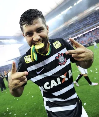 Corinthians segura Felipe e busca outro zagueiro no mercado