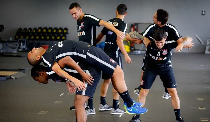 Sorrisos, descontração e tranquilidade marcam retorno do Timão aos treinos