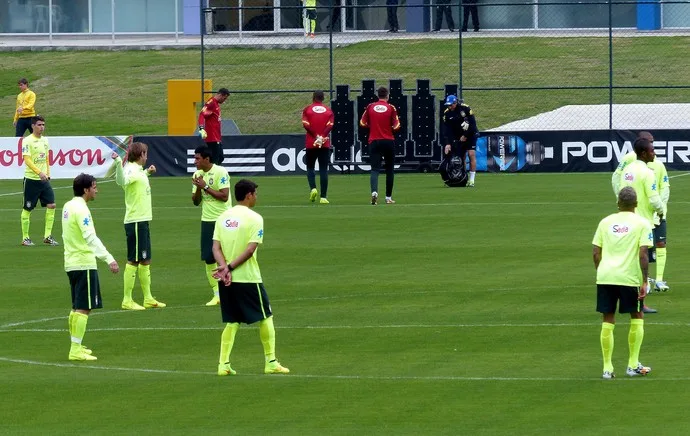 [COPA 2014] Hulk volta ao time titular da Seleção em treino antes de pegar Camarões