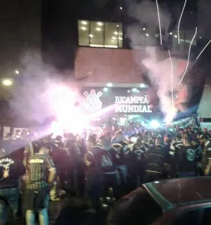 Torcida do Corinthians faz protesto no Parque São Jorge; diretoria é o alvo