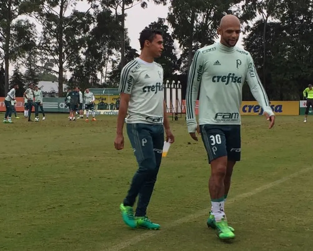 Keno elogia postura de Felipe Melo após ser reserva no Palmeiras