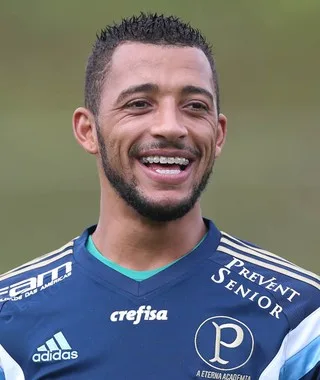 Vitor Hugo tem alta após pancada, mas deve ser desfalque do Palmeiras