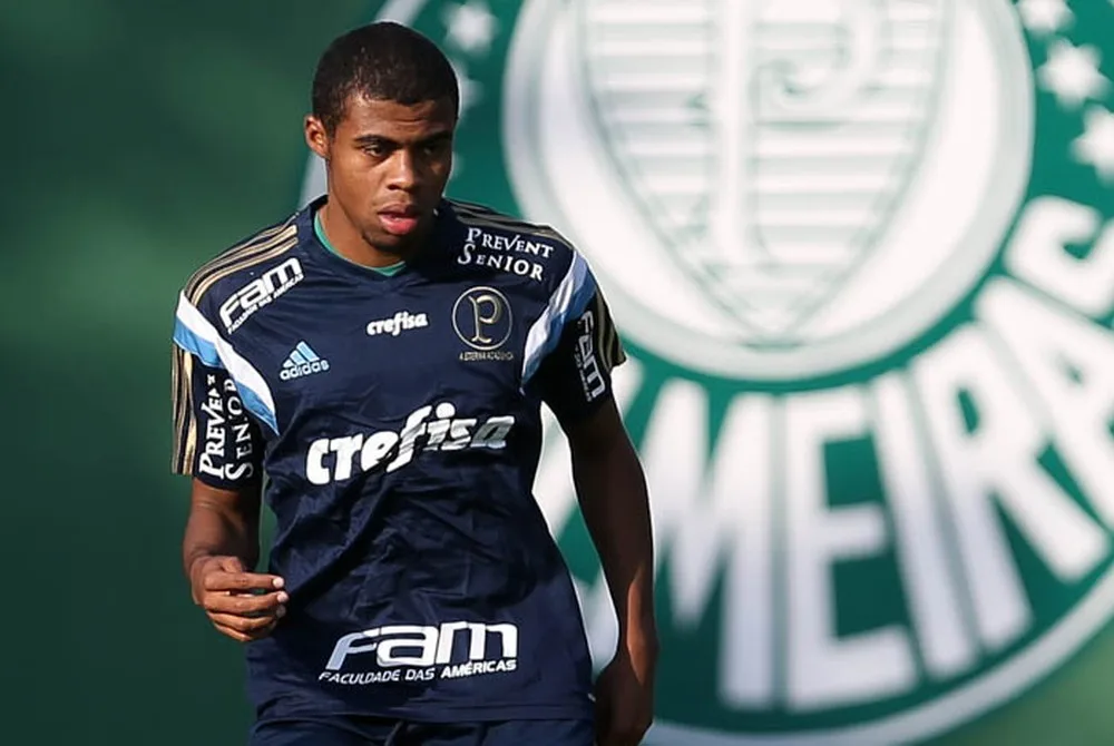  Taylor volta de empréstimo e é reintegrado ao elenco do Palmeiras