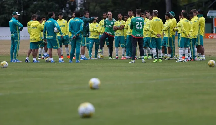 Cuca conversa com elenco e alerta sobre campanha de Z-4 fora de casa