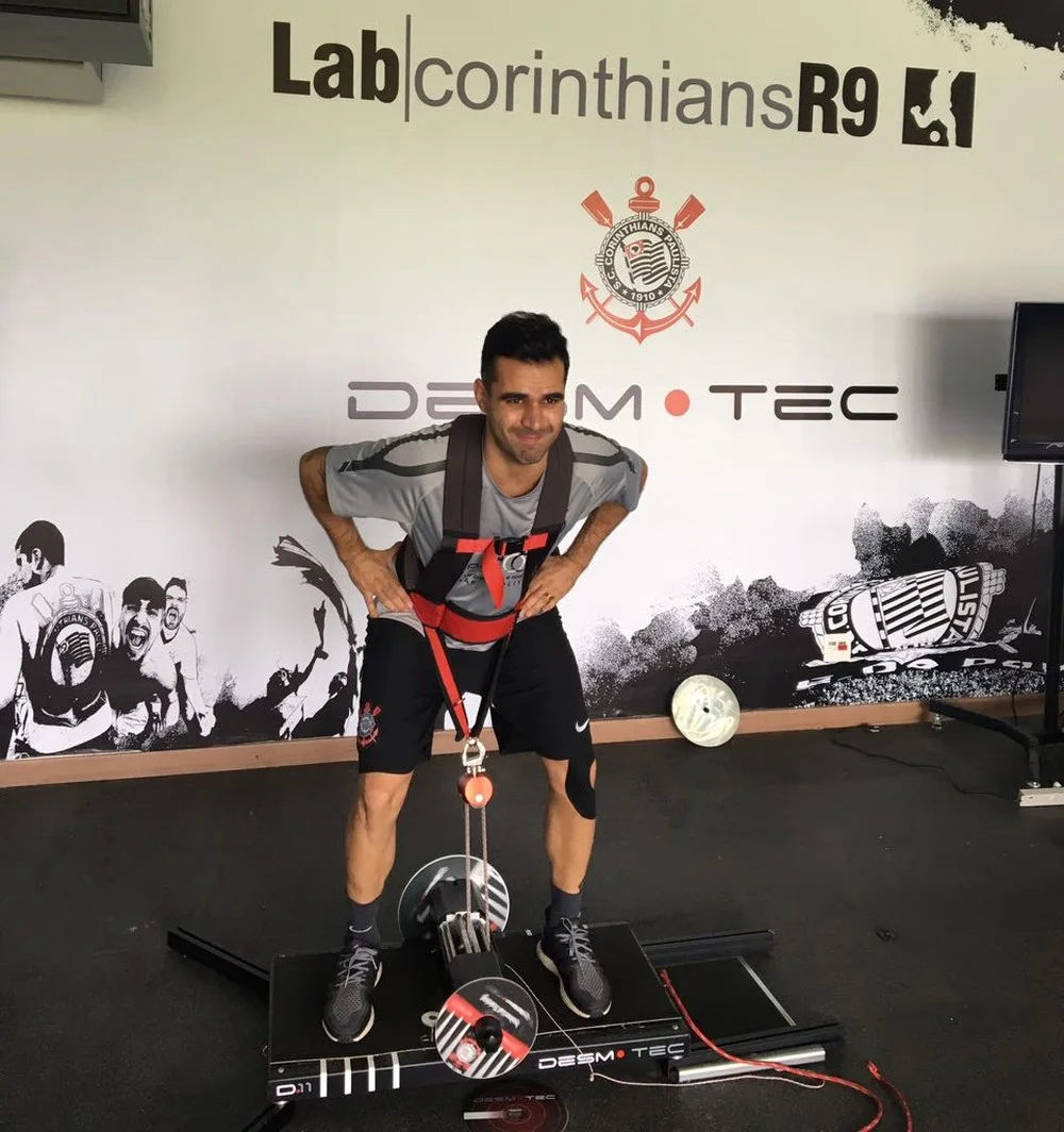 Lesionado desde a saída do São Paulo, Luiz Eduardo se recupera no Corinthians