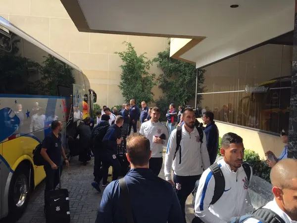 Corinthians chega a Santiago em meio a manifestação e com baixa de última hora