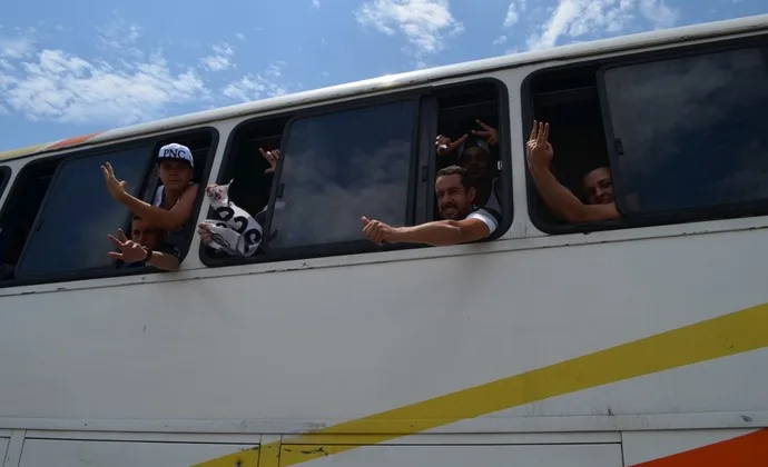 Torcida do Corinthians faz festa em ônibus durante viagem para o Rio