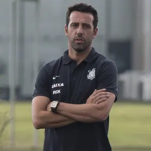 Edu Gaspar lamenta estrutura, mas vê evolução na relação com a base