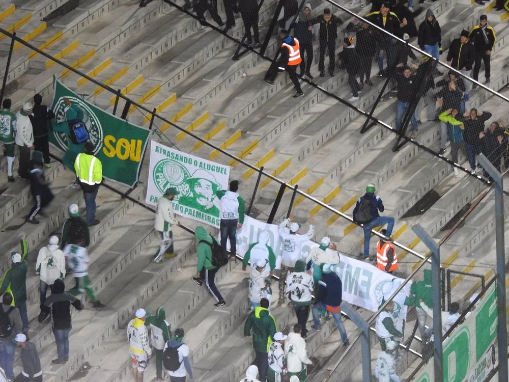 Palmeiras e Peñarol brigam ao final do jogo e confusão chega à torcida