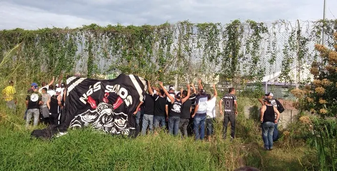 Torcedores protestam no CT do Timão e exigem vitória contra o Galo