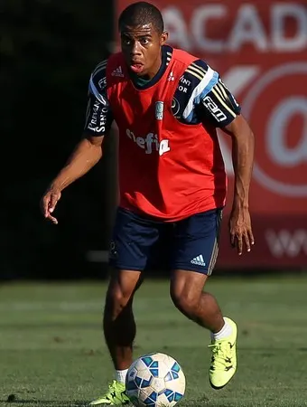 No limite do sub-20, Lucas Taylor tenta se firmar no profissional do Palmeiras