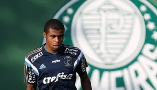 Palmeiras renova contrato com revelação da base por mais quatro temporadas