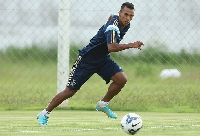 Lateral-esquerdo Juninho, do Palmeiras, pode pintar no Fluminense