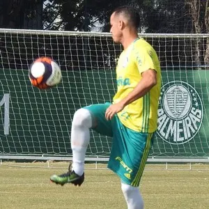 Guerra e Dracena treinam em campo na volta do Palmeiras ao trabalho