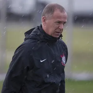 Com zagueiro de volta, Timão treina sob chuva no CT Joaquim Grava