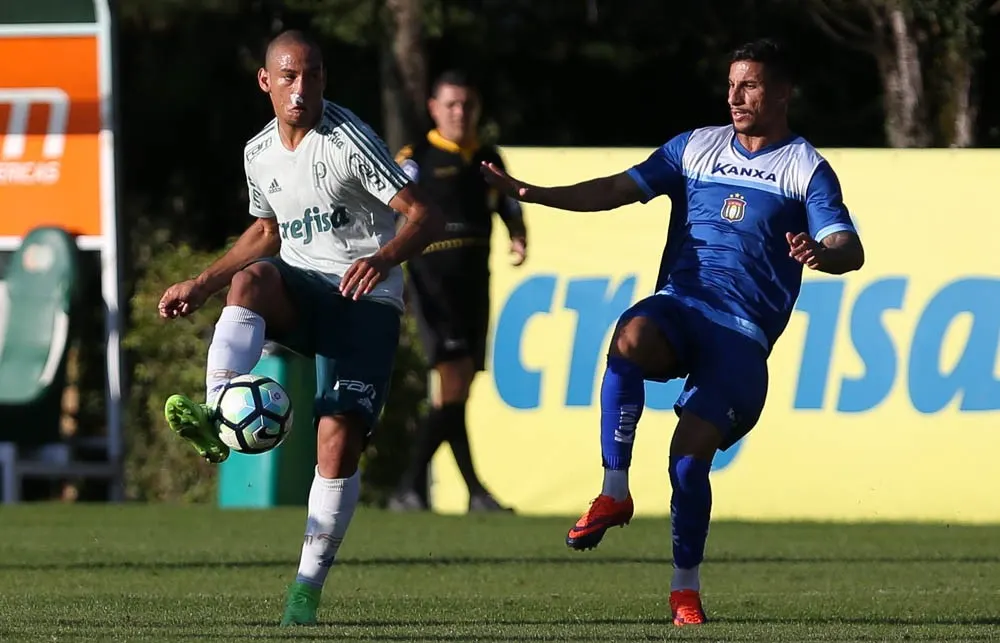 Falta de volantes faz Palmeiras testar pupilo de Thiago Santos no profissional