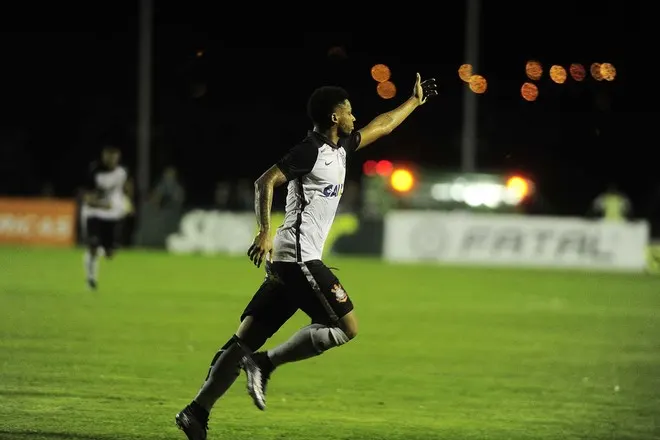 Chutaços no ângulo, drible no goleiro e gol olímpico disputam pintura