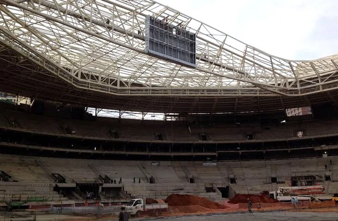 Estrutura dos telões de R$ 7 milhões  é içada na Arena Palmeiras