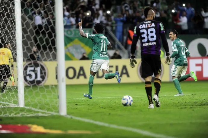 Bola parada e substituições acalmam torcida e findam jejum do Palmeiras