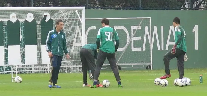 Para manter a forma, Prass ajuda nos treinos dos goleiros do Palmeiras