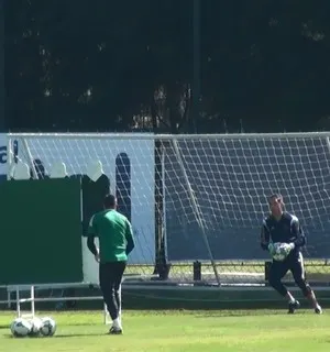 Voltando! Prass calça luvas, trabalha com bola e treina forte fisicamente