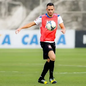 Renato Augusto pede que Corinthians continue ligado contra o Botafogo