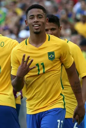 Guardiola fala em usar Gabriel Jesus como ponta e destaca 