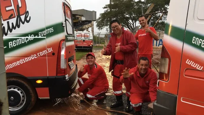 Jogadores têm ambulância como rival na disputa pelo garrancho da rodada