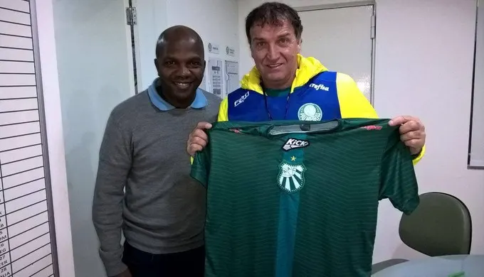 Técnico da Caldense faz estágio no Palmeiras e entrega camisa à Cuca