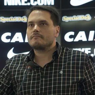 Diretor do Corinthians não esconde incômodo com chegada de Oswaldo