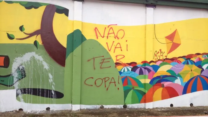 [Copa 2014] Muro com grafite da Copa do Mundo vira alvo de protestos contra a Fifa