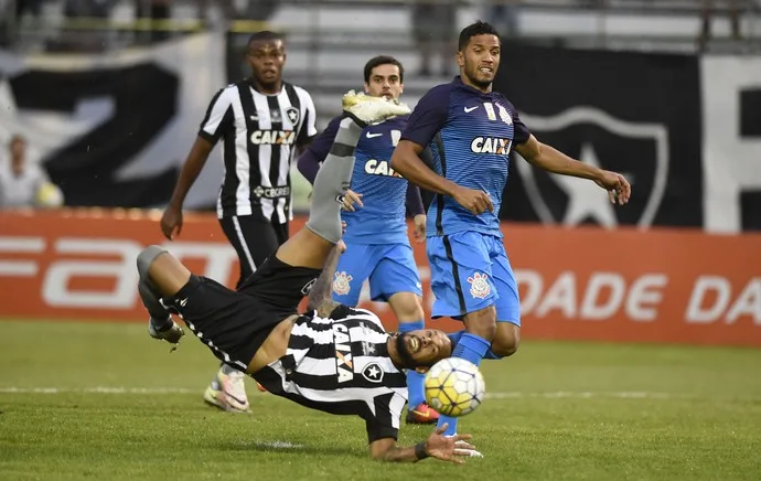 Atuações do Corinthians: defesa falha, e Marquinhos Gabriel perde pênalti