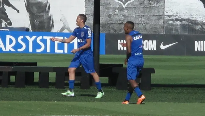 Atacantes do Corinthians se divertem com pipas APOS Treino sem CT